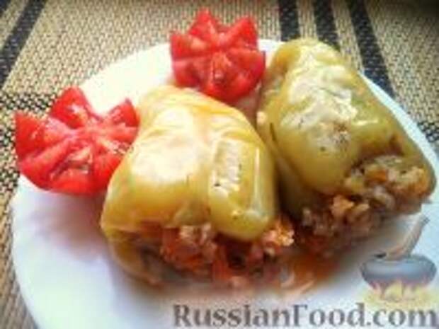 Фото к рецепту: Перец, фаршированный рисом и баклажанами
