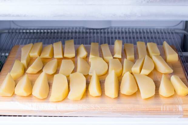 Подморозьте картофель на доске, а затем переложите в зип-пакет. / Фото: vosadu-li-vogorode.ru