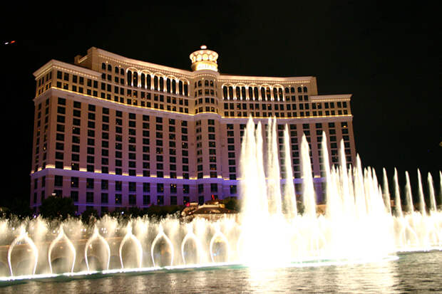 Лас вегас 500 миллионов. Фонтан Bellagio, Лас-Вегас, США. Фонтан хейворда. Bellagio Ереван. Танцующий фонтан перед гостиницей ФАБРИКАНТЪ.