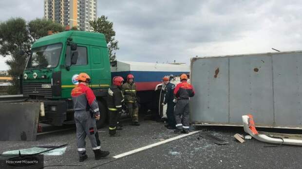 Появилось видео с места ДТП с участием двух грузовиков, в котором пострадал человек