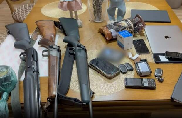 Пачки денег и оружие нашли при обыске у главы филиала РЖД