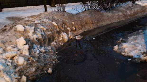 «Убрали халтурненько»: петербуржцы в районе Авиагородка самостоятельно борются со снегом