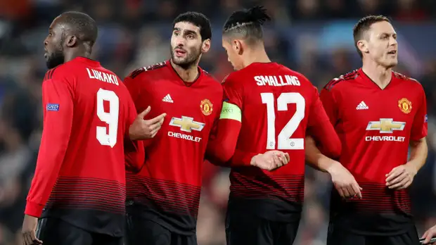 Невилл: МЮ переплачивает игрокам, чтобы сохранить их