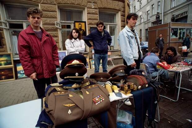 1992. 30 апреля. Продавцы продают советскую военную форму на уличном рынке в Москве