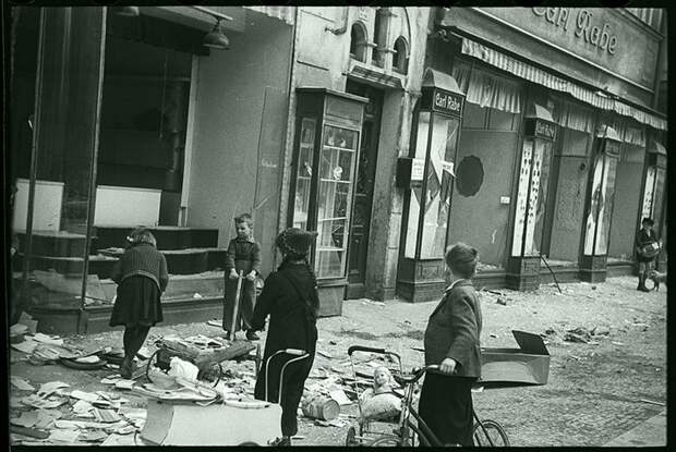 В немецком городе, взятом Советской армией. Германия, 1945. Великая Отечественная война, СССР, история