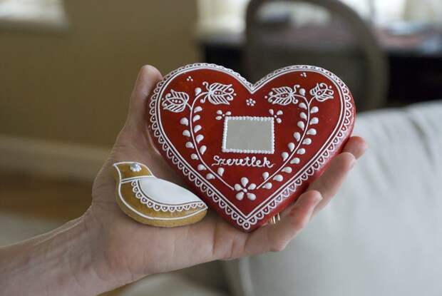 Klara Repas's gingerbread art is both traditional and cross-cultural.