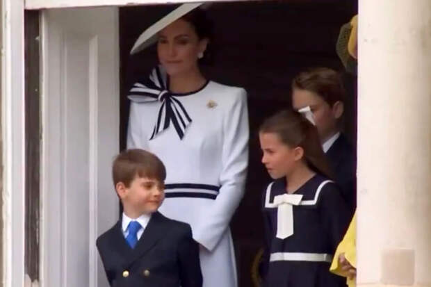 Принцесса Шарлотта сделала замечание принцу Луи на балконе Букингемского дворца