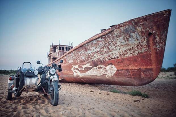 Муйнак, Узбекистан. Бывший порт на берегу высохшего Аральского моря монголия, мотоцикл, мотоцикл с коляской, мотоцикл урал, путешественники, путешествие, средняя азия, туризм
