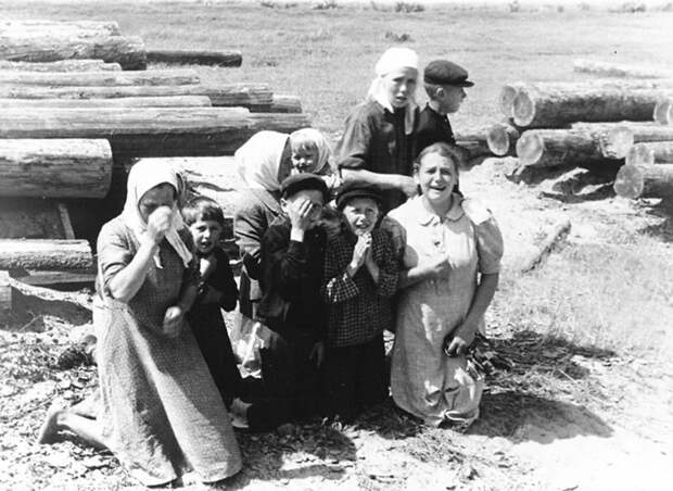 Группа женщин и детей одного из населенных пунктов, оккупированных немецкими войсками. 