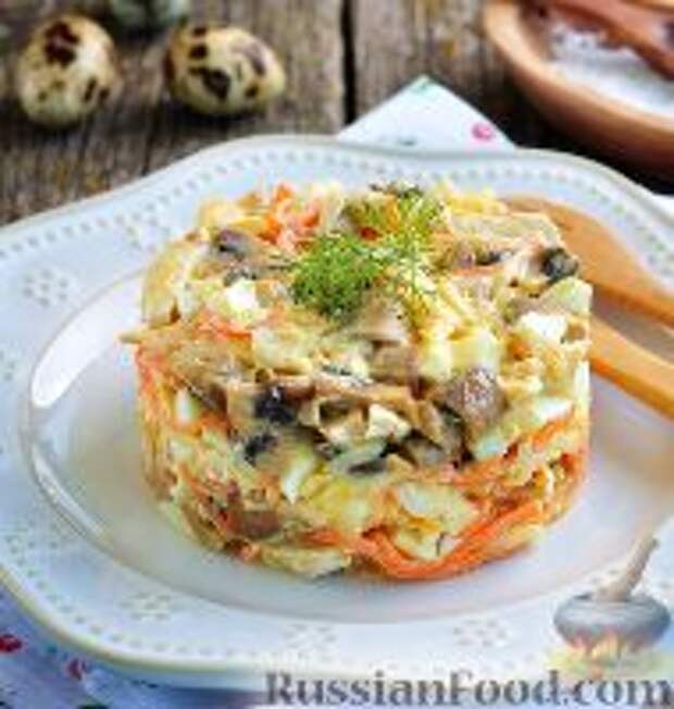 Фото к рецепту: Салат с курицей и корейской морковкой