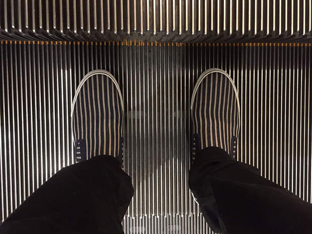 Полосатые кроссовки и движущийся эскалатор - головокружительное сочетание.