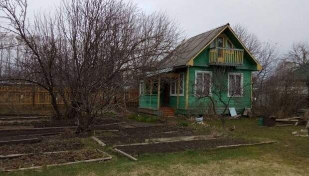 Новосибирские пожарные потушили горящий дом с газовым баллоном внутри