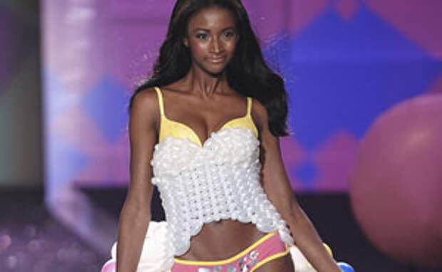 Internet Trolls Make Fun Of This Victoria's Secret Model For Saying She Can Code, Get Shut Down With Perfect Reply