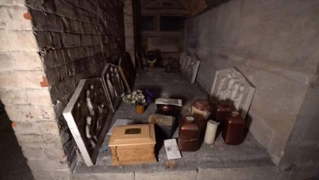Как выглядит склеп внутри Внутри скрытого от окружающих склепа с останками возрастом более 150 лет - Побол