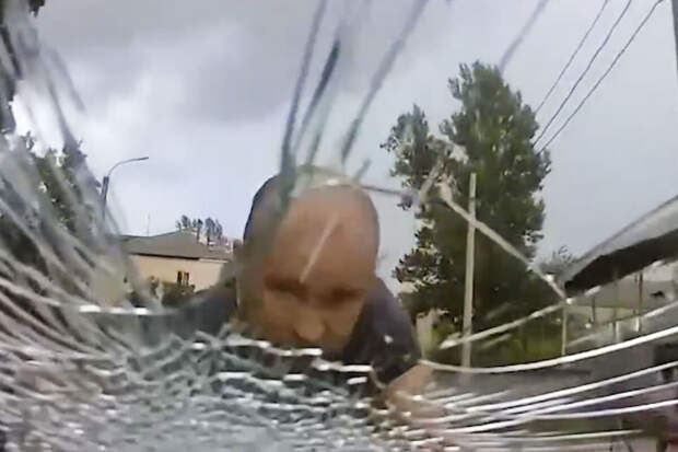 В Ленобласти на видео сняли, как мужчина рукой разбил стекло, катаясь на капоте