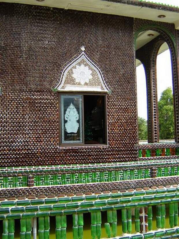 Храм из бутылок в тайланде