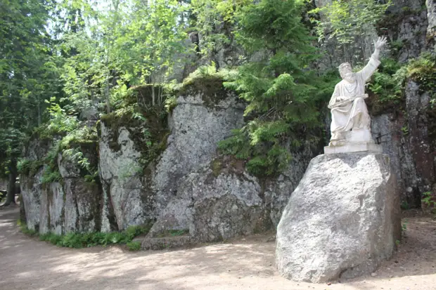"Тянутся сосны в прозрачное небо, глыбы гранита заснули давно..." Парк Монрепо в Выборге