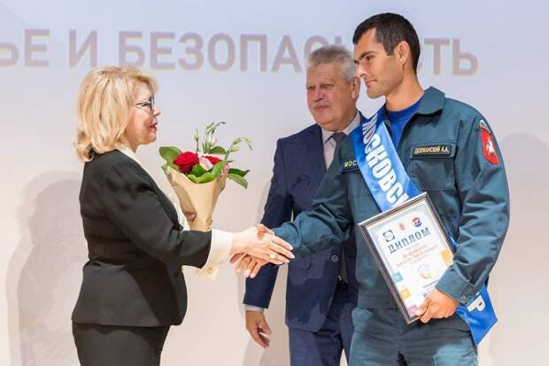 Лучшим спасателям Москвы вручили награды в парке «Зарядье»