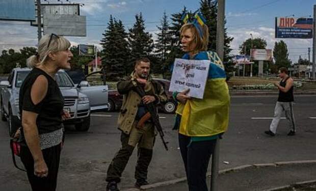 В Донецке женщину с флагом Украины привязали к столбу В Донецке женщину с флагом Украины привязали к столбу