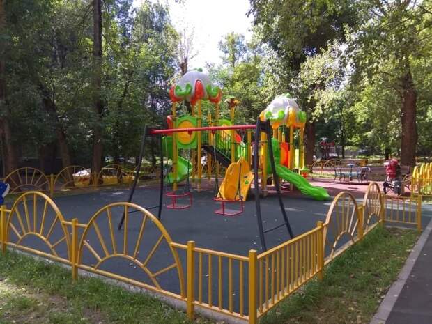 Детскую площадку в 3-м Крутицком переулке благоустроят до конца августа