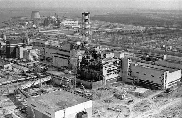 ид с воздуха на поврежденную Чернобыльскую АЭС