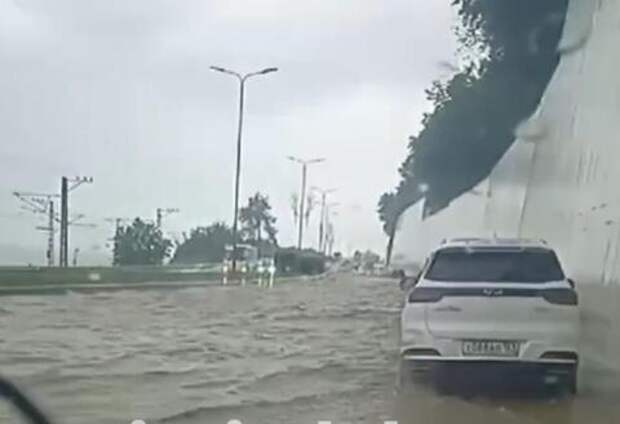 В Сочи затопило трассу по направлению к Адлеру и ожидается критический подъем уровня воды в реках