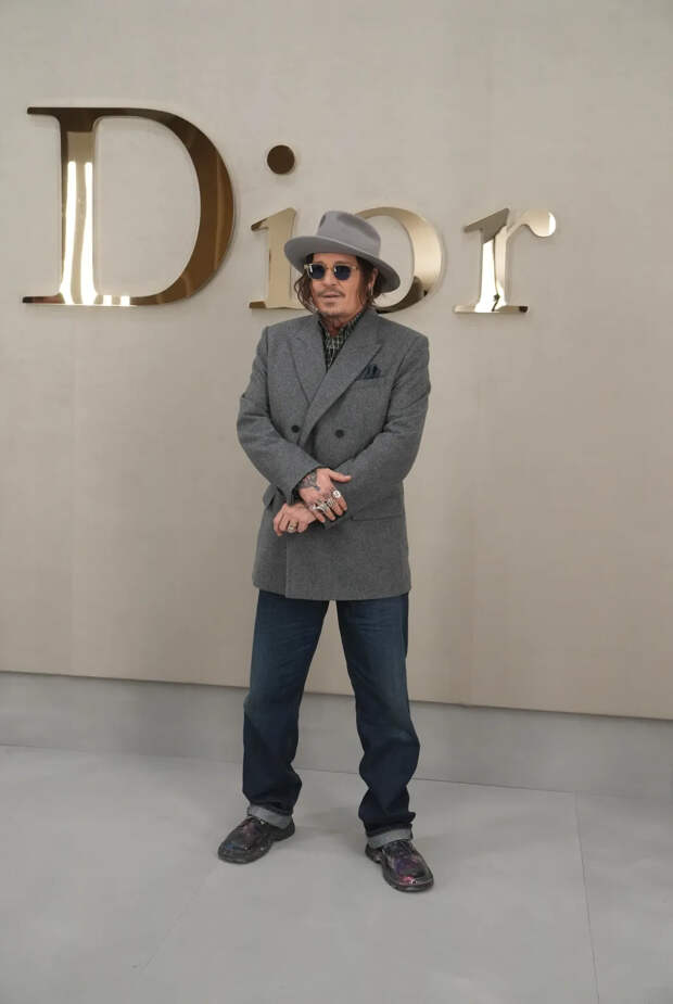 Неделя моды в Париже: Памела Андерсон, Дженнифер Лоуренс и Джонни Депп Неделя моды в Париже: Памела Андерсон, Дженнифер Лоуренс и Джонни Депп