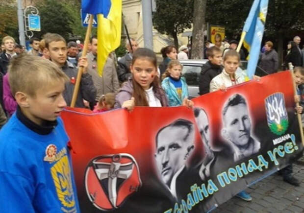 Украинских школьников заставляют петь марш УПА