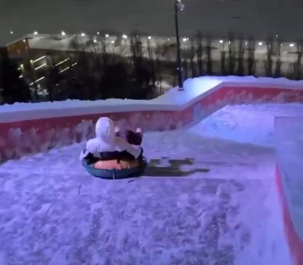 Подростки с риском для жизни прокатились по Чкаловской лестнице на тюбинге