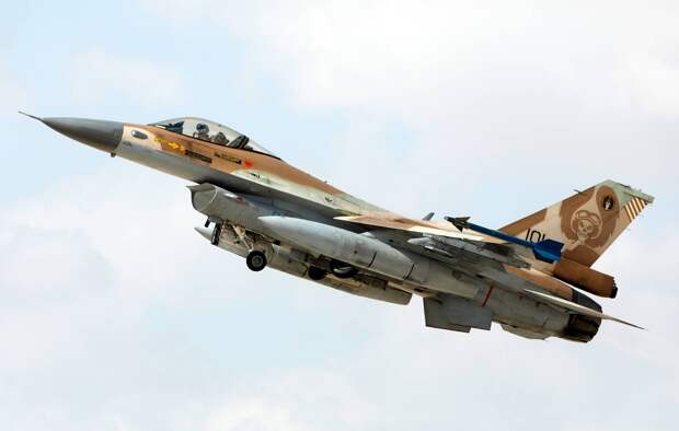 Истребитель F-16 ВВС Израиля EPA-EFE/ABIR SULTAN, архив