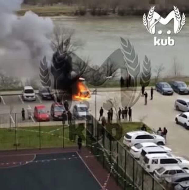 Машина взорвалась на парковке в столице региона России и попала на видео