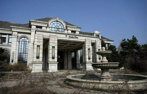 Как выглядит заброшенная китайская Рублевка, в которой сотни особняков