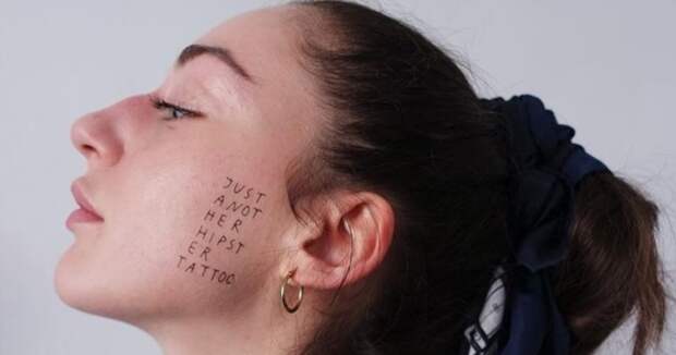 Татуировщик бьет на лицах и ступнях людей надписи, которые выбирает сам