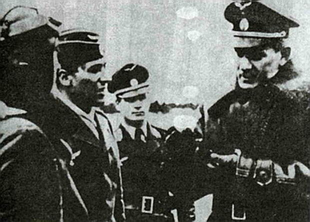 Мальцев и летчики РОА. Источник: commons.wikimedia.org Мальцев и летчики РОА. Источник: commons.wikimedia.org