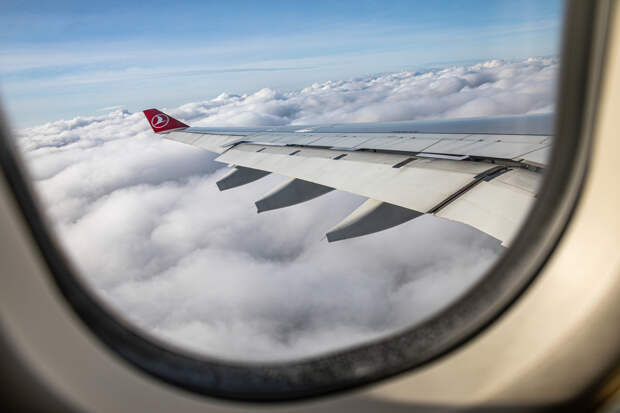 Пилоты летевшего из Сочи в Москву пассажирского самолёта заметили в небе неопознанные шары
