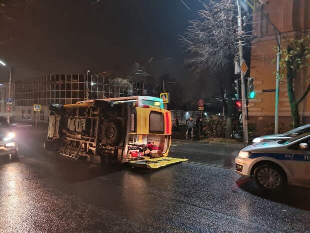 В Рязани во второй половине дня 2 ноября произошла авария с участием автомобиля скорой помощи и Renault Logan на пересечении улиц Братиславская и Гагарина. В результате пациент реанимобиля погиб, фельдшер и трое пассажиров иномарки пострадали. Об этом сообщили в оперштабе Рязанской области.