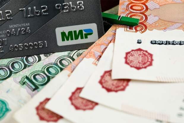 Детские выплаты только на карту «Мир» и новые штрафы. Какие изменения ждут россиян в октябре