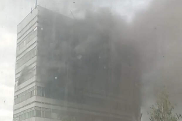 Обрушение конструкций произошло внутри горящего во Фрязино здания НИИ