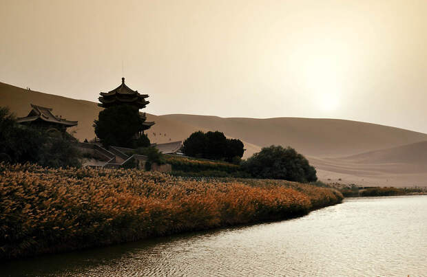 Озеро Полумесяц — китайский оазис в пустыне