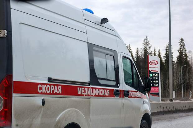 Двое мужчин выпали с большой высоты в Саратове и выжили