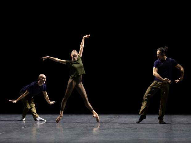 Rearray (William-Forsythe), Roxane Stojanov, Loup Marcault-Derouard et Takeru Coste (c) Ann Ray 