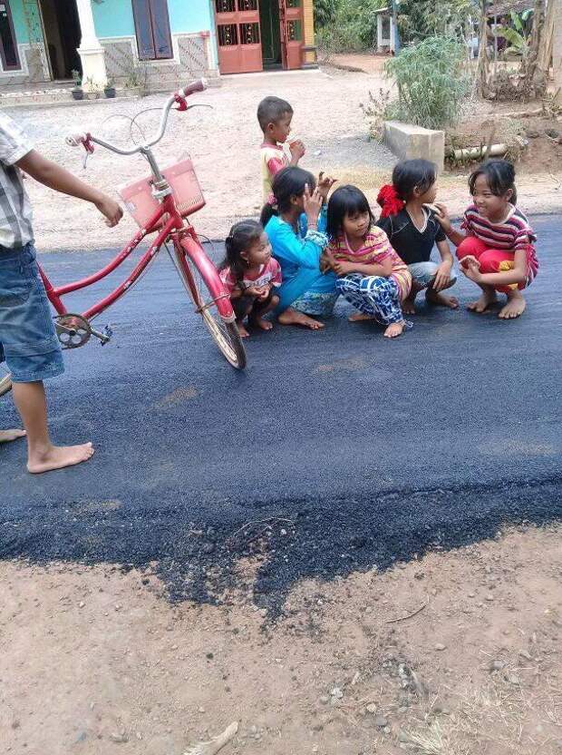 Недавно в индонезийской провинции Лампунг впервые была проложена асфальтовая дорога асфальт, в мире, дети, дорога, люди, реакция