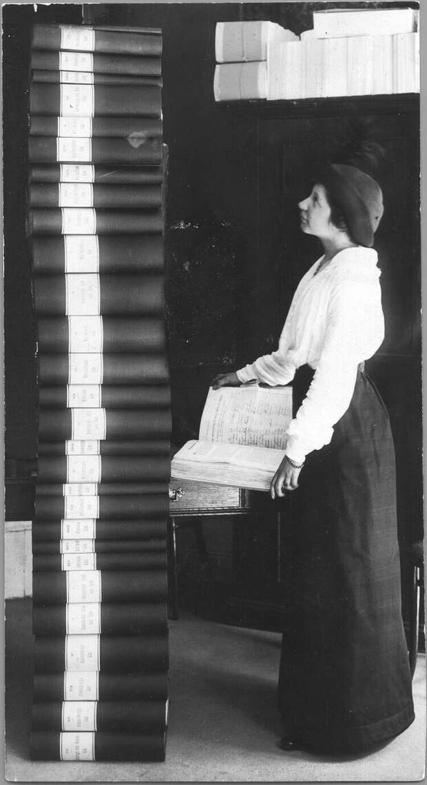 Шведская активистка Элин Вагнер стоит напротив «стопки подписей» под петицией с требованием предоставить женщинам право голоса. Всего было собрано 351 454 подписи. Швеция, 1914 год