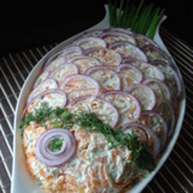 Слоёный салат  с красной рыбой,рисом и овощами.