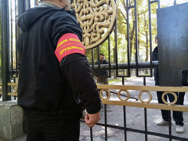 "Молодежь зажгла... Белый дом". Как Киргизия живет в анархии