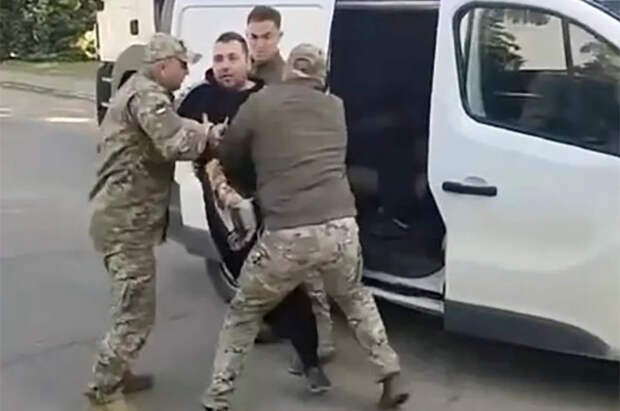 Сотрудники ТЦК избили бывшего военного за попытку помочь гражданскому