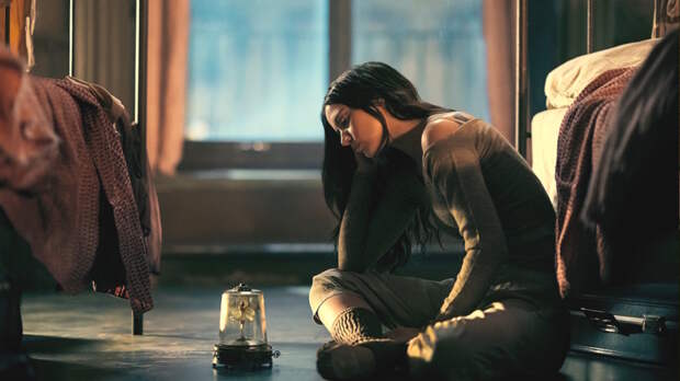 Что смотреть в кино: Джон Уик в юбке, стартап 1990-х, афера на ТВ и испанские страсти