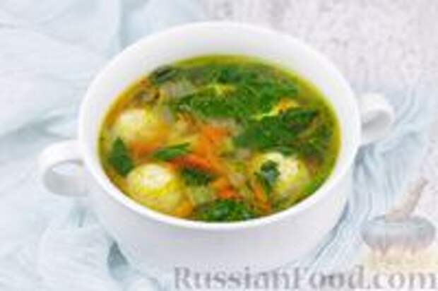 Фото к рецепту: Суп с овощами, шпинатом и фрикадельками из мясного фарша с кунжутом