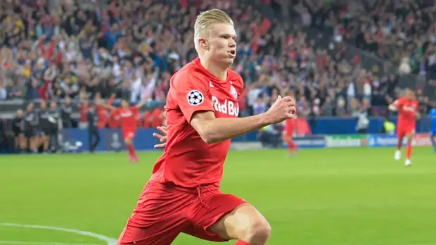 19-летний форвард «Зальцбурга» установил два рекорда ЛЧ, оформив дубль в матче с «Наполи»