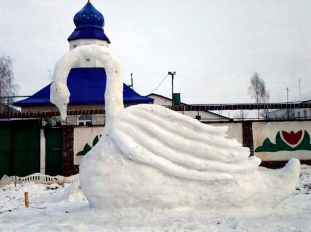 Снежные скульптуры в украинских колониях (16 фото)